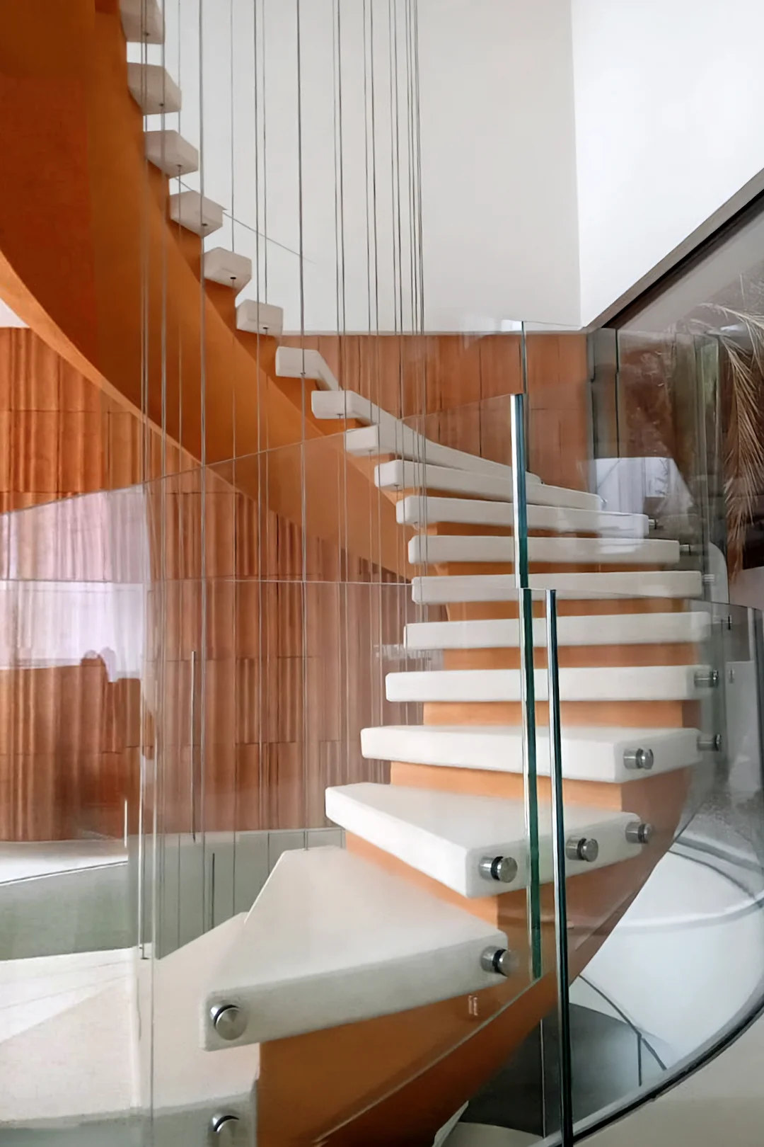 Conectores para vidrio templado curvo en escalera cap martinet de Vicente Torres. Casos de éxito de clientes de distecglass